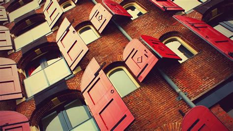 Le volet roulant était dans l'appartement lorsque j'ai emménagé, je n'ai pas de facture donc j'ignore quand il a été posé. Les volets roulants électriques sont confortables et ...