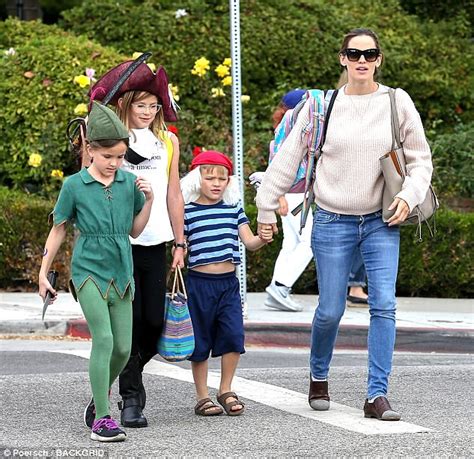 Affleck did visit garner's house the day after his sobriety slip, but it was nothing like the tabloid claims. Ben Affleck and Jennifer Garner take kids out on Halloween ...