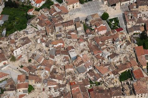 Oggi si sono svolti i funerali delle vittime del terremoto. Contributi per il sisma in Abruzzo e la gestione dei ...