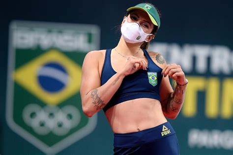 A partida está programada para começar às 21h30 (horário de brasília) e o duelo entre as equipes vai acontecer no estádio do maracanã, localizado no rio de janeiro. Brasil apresenta uniformes para Jogos Olímpicos de Tóquio ...