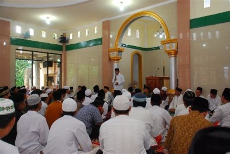Kumpulan teks contoh khutbah jumat singkat, lengkap dan padat. Berikut ini Contoh Khutbah Jumat yang Singkat, Padat, dan Jelas, WAJIB BACA