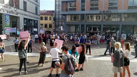 Piazza del popolo un tripudio di bandiere arcobaleno per sostenere il ddl zan. Piazza Borsa, blitz dei centri sociali alla manifestazione ...