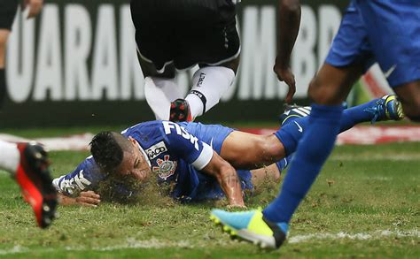 Corinthians, cinco vasco dois, é a pior defesa do campeonato com catorze gols sofridos. Vasco x Corinthians - 25/08/2013 - Esporte - Fotografia - Folha de S.Paulo