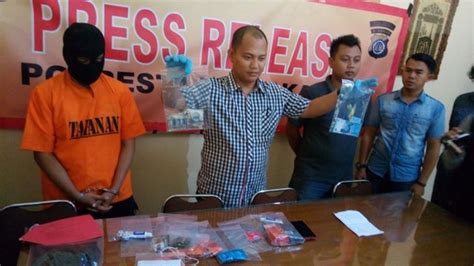 C c.i.n.t.a cerbung cerita agung yang sederhana atau engga cerita akhwat : Ini Seluk-beluk Forum Online Tempat Mucikari Online ...