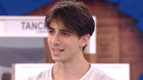 Alessandro cavallo è un ballerino di 20 anni, famoso per aver partecipato alla ventesima edizione del talent amici di maria de filippi. Chi è Alessandro Cavallo Amici: età, fidanzata, altezza e ...