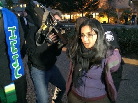 Eski bir yazılım mühendisi olan sawant , memleketi hindistan'dan amerika birleşik devletleri'ne göç ettikten sonra seattle'da. Socialist Kshama Sawant arrested | Shift Washington