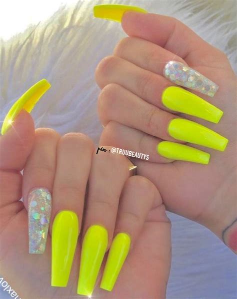 Uñas acrilicas punta color neon. @TRUUBEAUTYS💧 | Neon acrylic nails, Yellow nails design