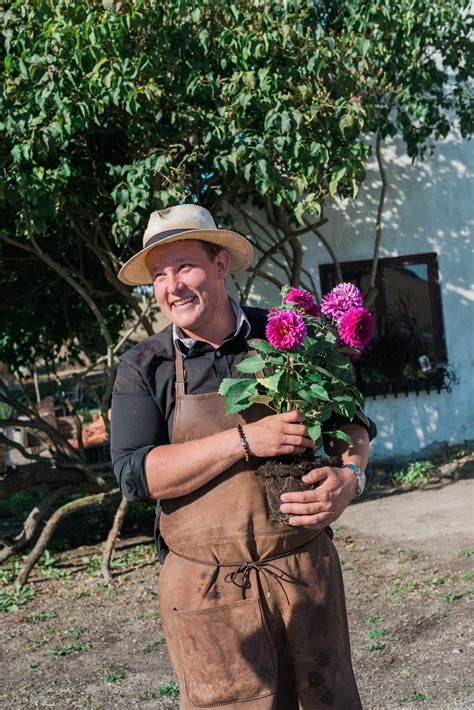 Karl fredrik på österlen är ett svenskt livsstilsprogram från 2020 med fokus på trädgårdsarbete och blommor. PRESS | karlfredrik.se