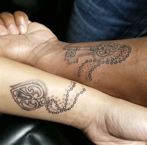 Tetování znamení beran | fotogalerie motivy tetování. #blackloveart #coupletattoos | Hand henna