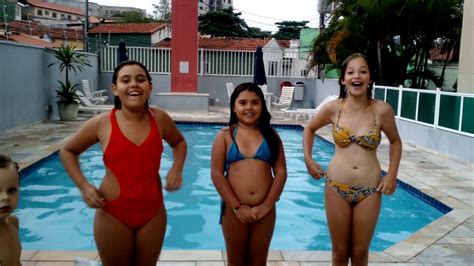 Enquanto as férias não acabam, as irmãs alice e malu convidam a coleguinha madu para um novo desafio da piscina. desafio piscina