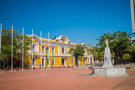 Kolumbien ist ein für urlauber attraktives land, da es eine große anzahl verschiedener attraktionen und sehenswürdigkeiten zu bieten hat. Rathaus In Der Piazza Bolivar, Santa Marta, Kolumbien ...
