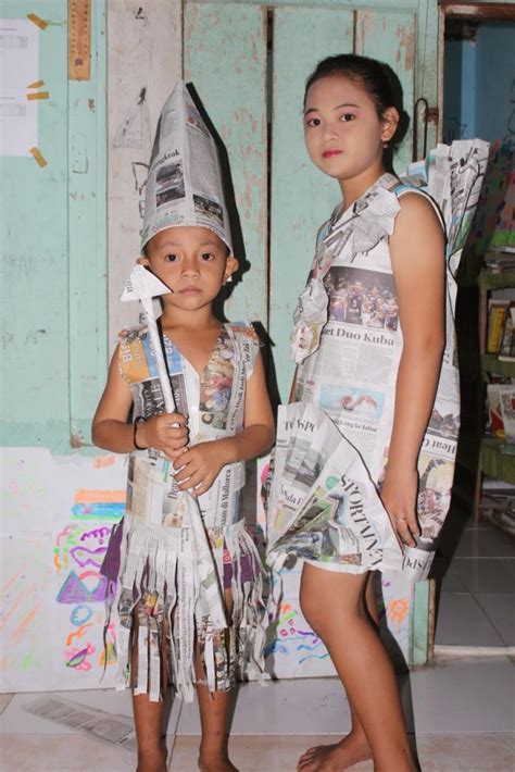 Aneka desain dan model baju daur ulang dari barang bekas ini terbuat dari sampah. Fashion Show Baju dari Koran