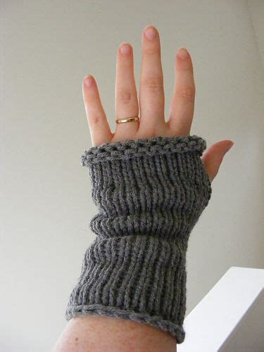 This pattern is available as a free ravelry download. Top Down Wrist Warmers (Ravelry free pattern): I like that ...