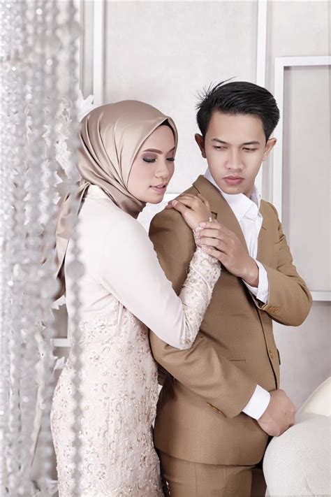 Artis yang memiliki kembaran ini terlihat. Baju Prewedding Casual Hijab Indoor - Desain Pernikahan ...