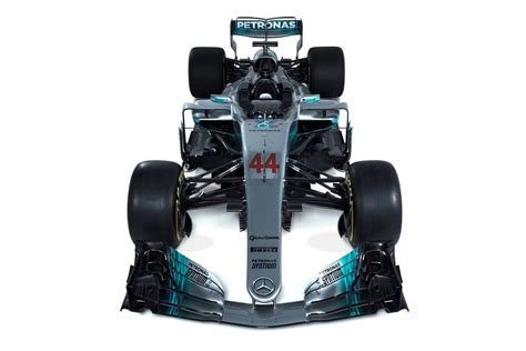 De w09 eq power+ volgens wolff heeft mercedes geprobeerd om dat compromis te vinden in het ontwerp van de w09. Mercedes maakt Formule 1 kijken een beetje simpeler ...