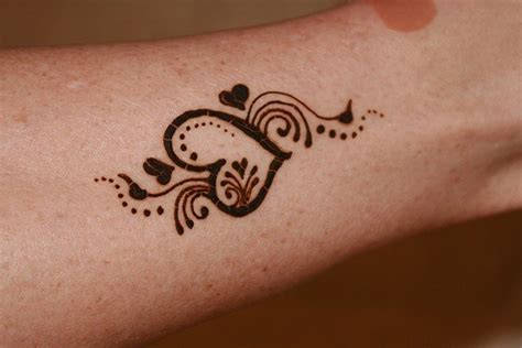 The name henna is also used for dye or paste derived from the leaves of the plant, and for the art of temporary tattooing from those paste. 100 einfache Henna Tattoo Designs » Tattoosideen.com