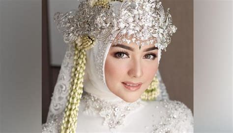 Kalo dulu pengantin muslimah tidak banyak pilihan dalam menggunakan gaun pengantin, beda dengan sekarang pengantin muslimah dapat lebih. Pengantin Sunda Siger Rias Pengantin Hijab Modern 2019 - Hijab Muslimah