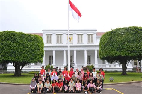 It is located on veteran street in central jakarta, with merdeka palace located south. Cara Mengunjungi Istana Presiden - Bobo