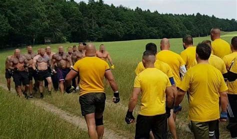 Brøndby hooligans at place waiting for arranged fight. Bröndby vs. Leipzig | Návrat do reality