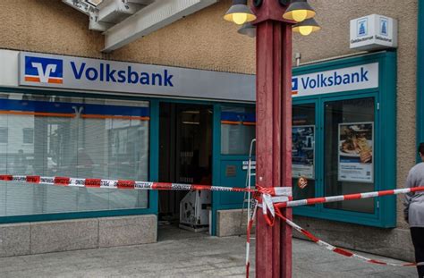 Es sind brancheneinträge zu banken in stuttgart gefragt? Blaulicht aus Stuttgart: Unbekannte sprengen Geldautomaten ...