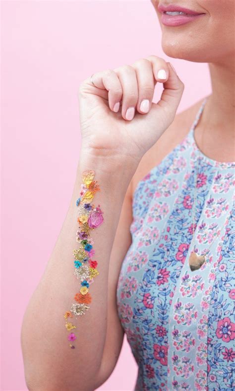 Are you a fan of the trendy temporary flash tattoos that popped up at coachella this year? Dried Flower Tattoo Tutorial | Tatuajes sutiles, Tatuajes ...