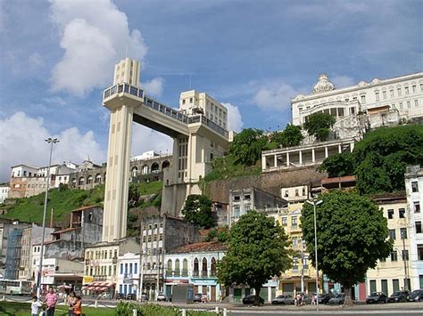 Elevador é o meio de transporte entre a elevador lacerda. A Terra Média de Claudia: Elevador Lacerda em Salvador