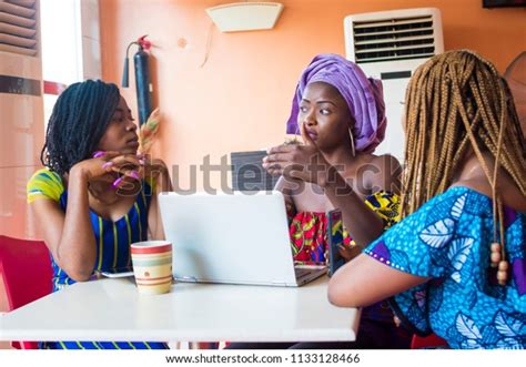 Africaines , belles grosses femmes. groupe de jeunes femmes africaines discutant : photo de stock (modifier maintenant) 1133128466