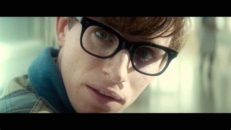 Baseado na biografia de stephen hawking, o filme mostra como o jovem astrofísico (eddie redmayne) fez descobertas importantes sobre o tempo, além de retratar o seu romance com a aluna de cambridge jane wide (felicity jones). A Teoria de Tudo - Trailer Internacional - YouTube