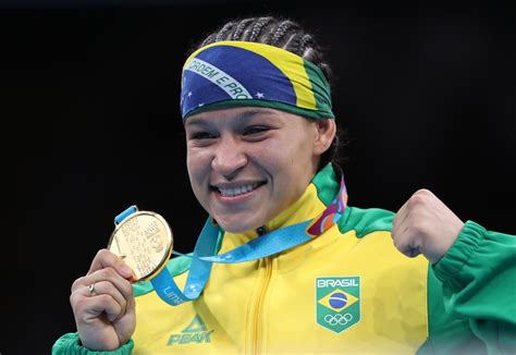 Bia ferreira é a primeira pugilista do brasil a se classificar para uma final na modalidade feminina, no peso leve. Campeã Mundial de boxe, Bia Ferreira descarta ida para o ...