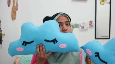 Seperti bantal mazel pada umumnya, bantal ini juga dibuat dari bahan dakron bantal dari bulu angsa memiliki harga yang terbilang lebih mahal jika dibandingkan dengan beberapa bahan lainnya. Cara Membuat Bantal dari Kain Flanel Sederhana Tanpa ...