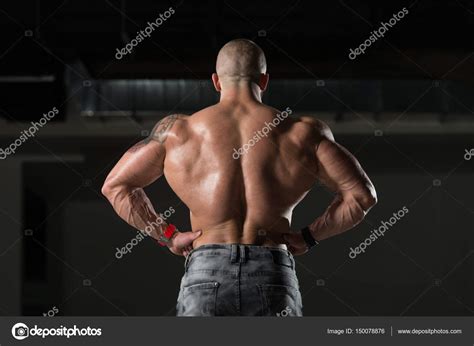 Мускулистый человек сгибает мышцы — Стоковое фото © ibrak #150078876