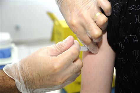 A partir de hoje (10), pessoas com síndrome de. Vacinação contra febre amarela tem novo esquema de ...