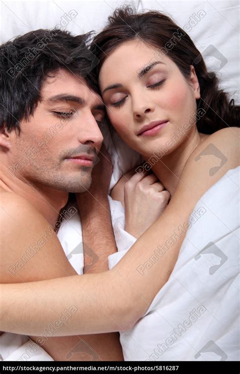 Discover the growing collection of high quality most relevant xxx movies and clips. paare im bett kuscheln zusammen - Lizenzfreies Bild ...