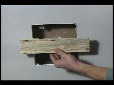 4 astuces pour reboucher un trou dans un mur. Gypse reparation - YouTube