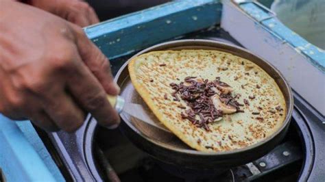 5.ratakan adonan yg telah dituang ke teflon saya mensiasati memakai 2 stik es krim yg dimasukkan ke sela2 garpu biar kaya yg jualan crepe beneran wkwk. Cara Bikin Leker Renyah Ala Pedagang Cuma Pakai Teflon ...