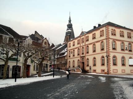 Wendel liegt im nordosten des saarlandes und ist eine kreisstadt rund 36 kilometer nordöstlich der landeshauptstadt saarbrücken. Der Schlossplatz