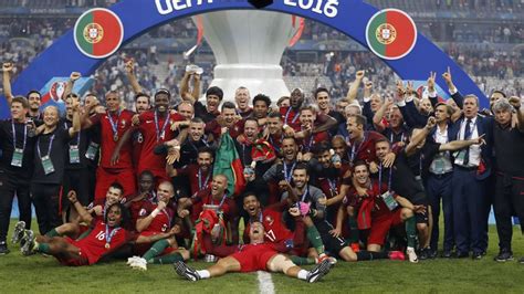 Portugal trophy celebration on euro champions 2016, selebrasi juara portugal menang 1 0 atas prancis. Portugal Juara Piala Eropa 2016 - Europe Cup