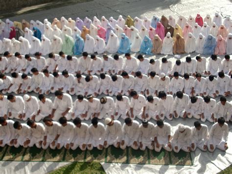 Apakah sah seseorang shalat jama ah bersama keluarganya di rumah ataukah tidak sah. Gambar Orang Sedang Sholat Berjamaah - AR Production