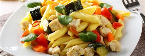 90 g olive nere denocciolate. Colori in tavola: pasta fredda con pesce spada, zucchine e ...