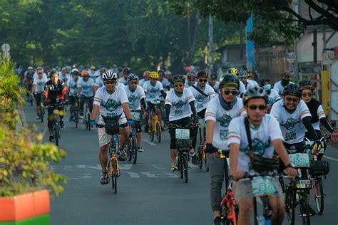 Group of People Riding Bicycles On Road · Free Stock Photo