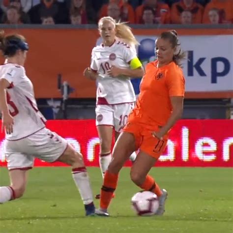 Jun 16, 2021 · aniek nouwen en lynn wilms mogen zich verheugen op hun eerste grote toernooi met de nederlandse voetbalsters, die komende zomer actief zijn op de olympische spelen. OranjeLeeuwinnen - Eerste training | Facebook