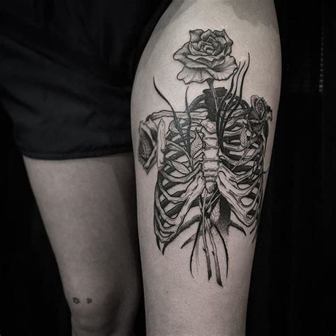 It allows you to vary the size of the painting, which gives space for small women tattoos and for the volume male pattern. Rib cage tattoo on hip | Ribcage tattoo, Hip tattoo, Tattoos