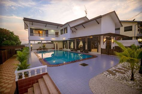 Town stay melaka ini terdiri dari jenis 4 bilik dan bungalow 5 bilik. 3 Private Homestay Villas in Johor With Pretty Pools That ...
