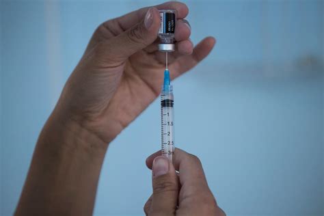 La aplicación de vacunas ya está en marcha en muchos países, al tiempo que surgen nuevas cepas. Estudian caso de médica en terapia intensiva tras recibir ...