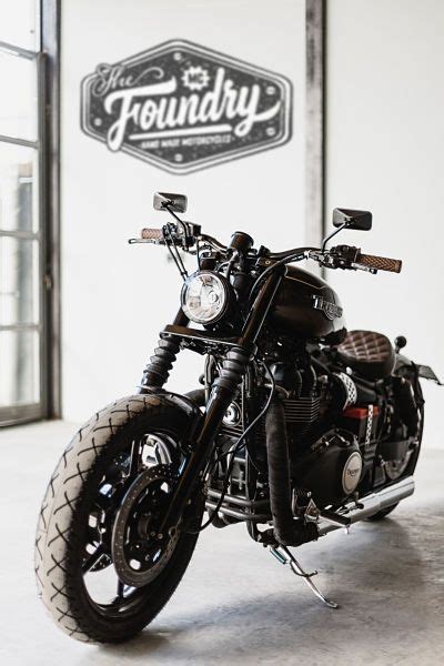 Other than the awkward bar and a tendency to scrape footpegs, the speedmaster is a. Triumph Speedbobber en 2020 | Triumph bobber, Llantas de ...