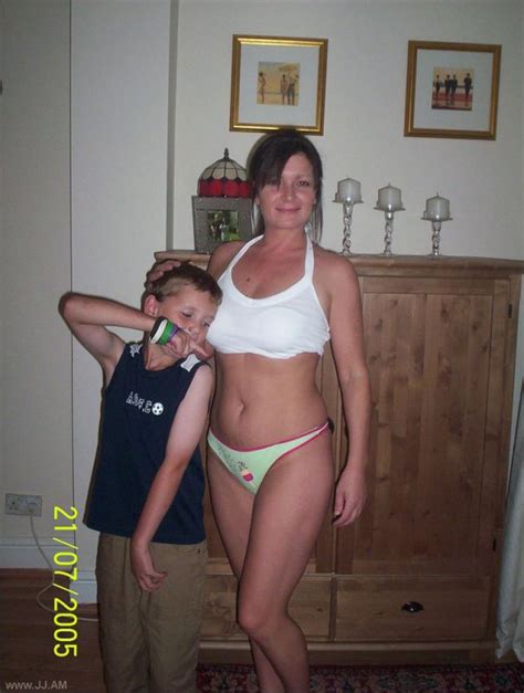 I've been reading this very depressing report about single women (unmarried, divorced or widowed) and how badly the recession impacts them. Bad Parenting Pictures Moms