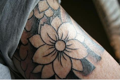 Cherry blossoms tattoos are beautiful even when they are accompanied by darker colors, mainly the scattered petals and flowers of this beautifully colored cherry blossom tree makes it a perfect choice if you're looking for a simple, yet awesome tattoo. Cherry Blossom Tattoos and Meanings