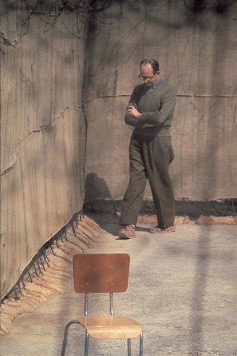 National archives and records administration). Adolf Eichmann, promenades dans le jardin de sa cellule ...
