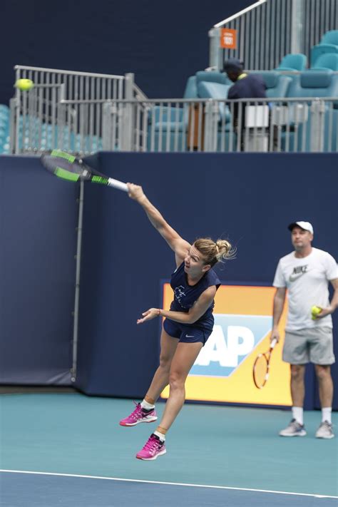 Îmi doresc tare mult să pot face câteva meciuri bune, pentru că. SIMONA HALEP Practicing at Miami Open 03/18/2019 - HawtCelebs