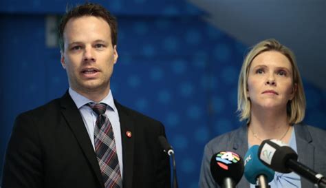 Vil se hvordan det er å være seksuelt bildene av innvandringsminister sylvi listhaug (frp) i overlevingsdrakt i middelhavet skaper. FrP-topper vil ha full stans: - Det må bli umulig å få ...